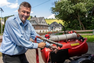 Andreas Kroschk mit seinem größten Feuerlöscher, dem mobilen Apolda PG 210 HA - ein Pulverlöscher für 210 Kilogramm Löschmittel.