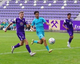 Elias Huth erzielt das 1:1. Im Hintergrund Paul-Philipp Besong.