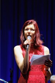 KommentarZukunft gesuchtVon Thorald MeiselMusikstadt Klingenthal! Ein beliebter Slogan, wenn es um den Musikwinkel und seine Tradition geht. 170 Jahre Akkordeonbau sind weltweit eine Zahl, die als nächster Kandidat 2032 Klingenthals Partnerstadt Castelfidardo erreichen könnte. Aber von der Tradition allein kann der Akkordeonbau nicht leben, und die Frage, wie eng die Klingenthaler wirklich noch damit verbunden sind, lässt sich auch schwer sagen. Nach den wirtschaftlichen Ausfällen durch Coronapandemie und dem kriegsbedingten Russland-Embargo bedroht nun auch noch die Energiekrise die Zukunft der Branche. Judith Sandner hat als OB-Kandidatin beim Jubiläumskonzert ein Bekenntnis für den Produktionsstandort Klingenthal abgegeben und damit ein Zeichen für die Zukunft gegeben. Dafür erntete sie viel Beifall. Das macht Hoffnung. - Judith Sandner, Moderatorin undKlingenthaler OB-Kandidatin