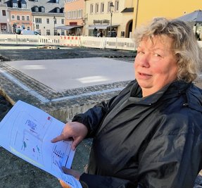 Cornelia Schnabel mit einer Lageskizze zu den Fundstellen auf dem Zschopauer Neumarkt.