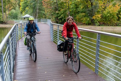 Eberhard Trommer aus Auerbach und Antje Böttcher vom Verein Verkehrswende haben den Radweg über den Maschinenteich zur Einweihung getestet - und für gut befunden. 
