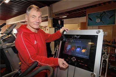 Helge Terreping in seinem Fitness-Studio an der Zwickauer Max-Planck-Straße, das Ende Februar sein 30-jähriges Bestehen feierte. "Es ist eine schöne Arbeit, weil man immer mit Leuten zu tun hat, die gut drauf sind", betont der Trainer.