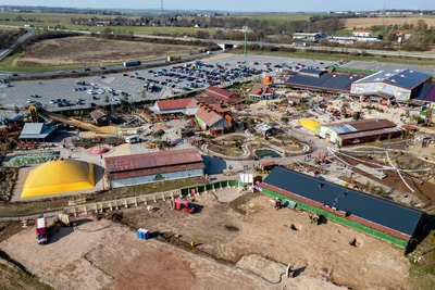 Auf dem Freizeitpark-Areal an der A 14 wird der Bauplatz für die neue Achterbahn vorbereitet.