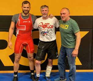 Ringkämpfer Uwe Pötzschke (Mitte) mit dem Olympia-Bronzegewinner von 1984, Hugo Dietsche, und dessen Sohn Fabian von der schweizerischen Ringerstaffel Kriessern. 