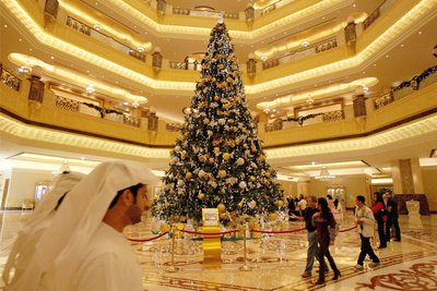 Abu Dhabi steht nicht nur für Sonne im Winter, sondern auch für Luxus unterm und neben dem Weihnachtsbaum: Mehr als elf Millionen Dollar war einem Hotel die Dekoration der glitzernden Riesentanne auf diesem Foto wert.