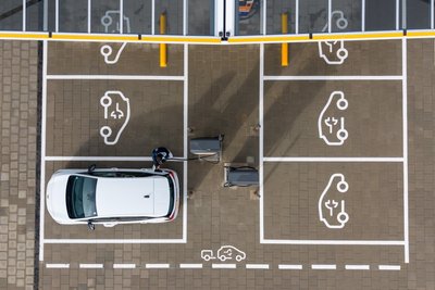 Die Anzahl der E-Autos steigt laut einer Studie weiter an.
