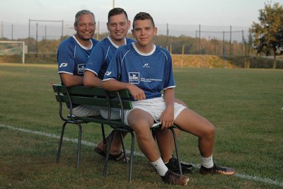 Als Familientrio wieder in der Startelf bei Union Milkau? Carsten Müller sowie seine Söhne Raphael und Lukas (v. l.) spielten im Kreisliga-Team der Unioner am vergangenen Sonntag alle erstmals gemeinsam von Beginn. Der Papa würde aber freiwillig wieder auf der Bank Platz nehmen. 