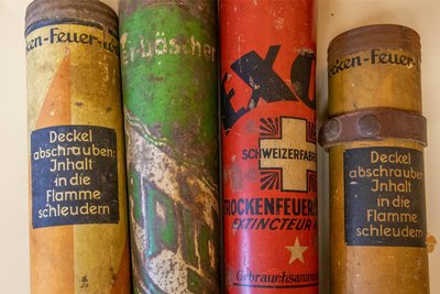 Die ältesten Feuerlöscher im Museum von Andreas Kroschk in Auerbach: Diese hatten noch keine Druck-Technologie, waren Pulverlöscher zum Schleudern. Sie mussten per Hand befüllt werden und wurden anschließend geschleudert, meist mit Sand.