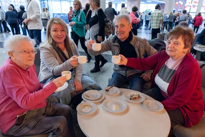 Jana Läsker (2. v. l.) hatte ihren Schwiegereltern und ihrer Oma die Konzertbesuch geschenkt. Bevor es losgeht, stärkt sich die Familie bei Kaffee und Stollen.