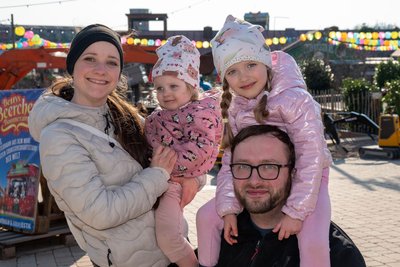 Familie Süß aus Schönheide bei Aue hat sich eine Tageskarte für die Erlebnisse im Erlebnis-Dorf gekauft.