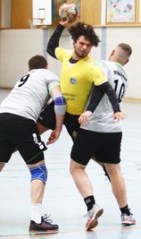 Dreifach-Torschütze Benjamin Päßler vom HCAB wird von den Beierfeldern Götz Pirtkien (l.) und Yannik Fischer in die Zange genommen. Je vier Treffer erzielten Massimo Hertel, Max Lötsch und Marcus Schierig.