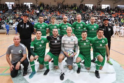 Merkur wurde in der Zwischenrunde vertreten von: Trainer Kenny Häußler (hinten von links), Florian Merkel, Manolo Pischel, Carlos Ebenhöch, Maximilian Röhling, Jakob Strobel und Co-Trainer Manuel Wunderlich sowie Mannschaftsleiter Silvio Ußfeller (vorn von links), Lukas Prang, Sven Baumann, Toni Lohse, Andreas Knoll und Dustin Wittig.