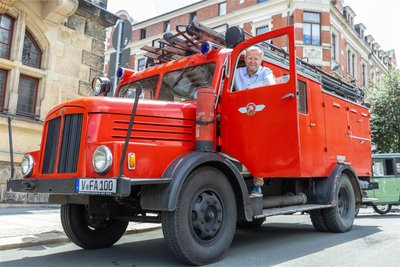 Bürgermeister Marco Siegemund steuerte ein Feuerwehrfahrzeug, den IFA H3A LF 16 durchs Vogtland.