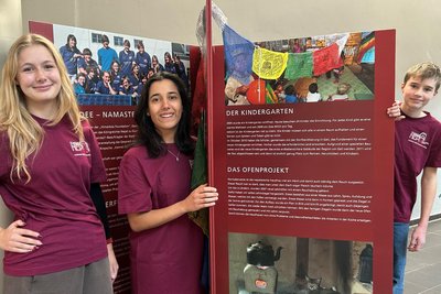 Melinda Funke, Maria Mosch und Petr Novak (v. l.) von der Schülerfirma Namaste Nepal gestalten mit Mitschülern zur 9. Lesenacht das Catering für die Besucher.