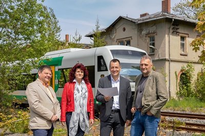 Die Bahn rauscht am Bahnhof Eich vorbei - auch beim Ortstermin mit Veit Bursian, Andrea Jedzig, Torsten Herbst und Torsten Forner (v.l.). 
