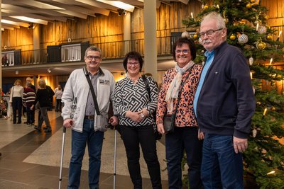 Die Schwestern Andrea Ullrich und Sylvia Forchheim (2. u. 3. v. l.) waren aus Augustusburg zum Frank-Schöbel-Konzert nach Chemnitz gekommen.
