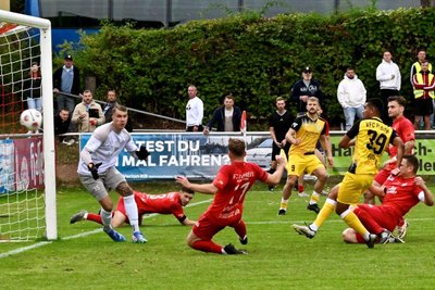Der Moment der Entscheidung: Amaar Yousaf Hussain (Nr. 39) netzt zum 2:1 für die Plauener ein.