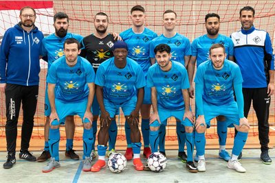 Den Einzug in die Endrunde schafften Trainer Sascha Wagner (hinten von links), Youssef Naemt, Nenad Markovic, Denny Trost, Leonardo Karliner, Walid Maoujoud, Co-Trainer Moussa Elichaouia und Oliver Rosenhahn (vorn von links), Adriel Efome, Nino Faris und Jan Mergner.