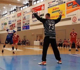 HC-Spieler Christian Döhler (li.) brachte nur einen seiner sieben Siebenmeter nicht im Netz unter. ZHC-Torhüter Alexander Raupach konnte trotz guter Paraden an der deutlichen Derby-Niederlage nichts ändern. 