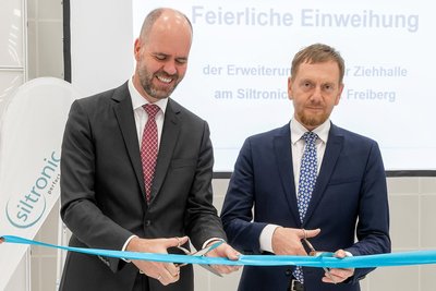 Zwei Namensvettern beim Banddurchschnitt: Siltronic-Vorstandschef Michael Heckmeier (links) und Sachsens Ministerpräsident Michael Kretschmer haben am Donnerstag den Erweiterungsbau für die Kristallziehanlagen im Freiberger Werk des Konzerns symbolisch eingeweiht.