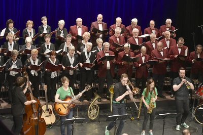 „Applaus, Applaus der Frauenwelt“ heißt das Frauentagskonzert am Sonntag, 15 Uhr im König-Albert Theater Bad Elster.