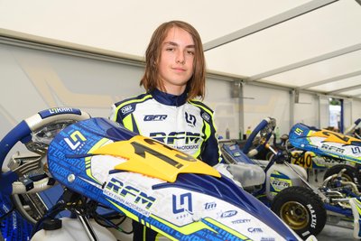 Luke Kornder im Zelt von Ricky Flynn Motorsport bei der Europameisterschaft in Mülsen.
