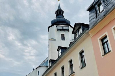 Die Schwarzenberger Kirche in der Altstadt belebt den Sommer mit einer besonderen Montagsreihe. Auch ein Glas Wein gehört zum Programm.