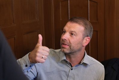 CDU-Kandidat gewinnt OB-Wahl in Aue gegen Rechtsextremen.