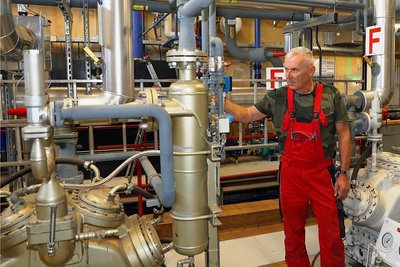 Eismeister Stefan Wolf kontrolliert im Maschinenraum des Kunsteisstadions die Eismaschinen - die Eisbereitung hat begonnen.