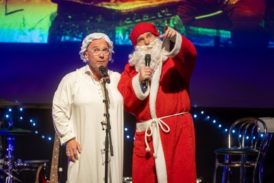 Frank Schöbel ist Entertainer durch und durch. Auch als Weihnachtsmann verkleidet unterhält er sein Publikum.