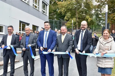 Coronabedingt ein Jahr später wurde die Oberschule Klingenthal eingeweiht. Von links: Landtagsabgeordneter Sören Voigt, Landrat Rolf Keil, OB Thomas Hennig (alle CDU), Schulleiter Carsten Schlosser, Kultusminister Christian Piwarz und Bundestagsmitglied Yvonne Magwas (beide CDU).