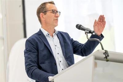 Winfried Hoppe hat als Projektleiter auch über Schwierigkeiten beim Erweiterungsbau der Siltronic AG in Freiberg berichtet.