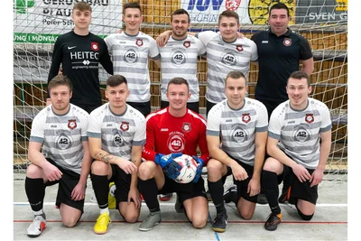 In der Zwischenrunde spielte der FC Werda mit: Philipp Meinl (hinten von links), Nico Reichenbach, Ruven Rittrich, Brian Eckstein, Trainer Denny Hermann und Steven Weidenmüller (vorn von links), Justin Schenk, Johannes Frank, Chris Bernhardt und Jesse Rittrich.