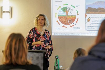 Marlen Gabriele Arnold während ihres Vortrages zum Thema Müll bei der ersten Kinder-Uni in diesem Jahr in der Stadtbibliothek in Annaberg-Buchholz. 