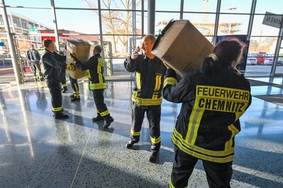 Angehörige der Chemnitzer Feuerwehren richten in der Hartmannhalle eine Notunterkunft für Geflüchtete aus der Ukraine ein. Ziel der Stadtverwaltung ist es, dass die dort Untergebrachten möglichst innerhalb weniger Tage in Wohnungen umziehen können. 