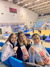 Viele Fans waren nicht dabei in der Arena von Craiova. Aber unter den wenigen waren die Volleyballerinnen des Vereins der Hingucker. Wegen des Popcorns natürlich.