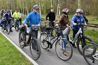 Vor dem Durchschneiden des Bands radelten die ersten Radfahrer von Oelsnitz nach Lugau.
