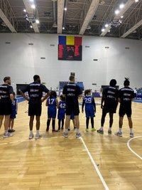 Beim Einlaufen der Mannschaften wurden die Niners von jungen Sportlerinnen des Vereins begleitet. Das war süß. 
