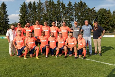 Das Traditionsteam Ost wurde vor fast zehn Jahren von Thomas Veit (hintere Reihe, 2. v. r.) gegründet. Der Vater des ehemaligen Bundesliga-Spielers Sixten Veit kann dabei auf einen Pool von 40 Ex-Profis bauen. 