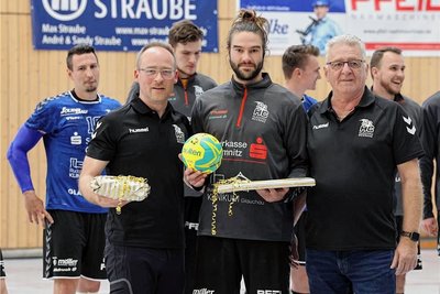 Vor der Partie wurden Christian Staude (Mitte) Geschenke überreicht. Andreas Kretschel