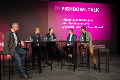 Fishbowl Talk mit (v.l.n.r.) Jan-Dirk Franke (Freie Presse), Ronald Gerschewski (IndiKar), Staatsminister Dirk Panter (SPD), Chefredakteur Torsten Kleditzsch und Dr. Martin Dix (Präsident des Industrievereins).