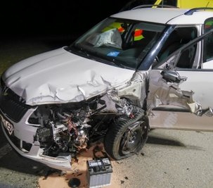 Die linke Frontschürze des Skoda wurde bei dem Zusammenstoß zertrümmert.