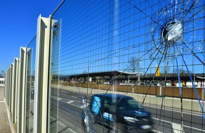 Sieht wir ein Einschussloch aus: Eins von vielen kaputten Segmenten der Lärmschutzwand aus Glas am Bahnhof in Flöha. 