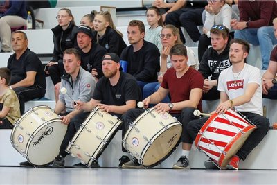 Richard Kunze (links) und weitere Spieler der zweiten HC-Mannschaft sorgten für ordentlich Stimmung in der Sachsenlandhalle. 