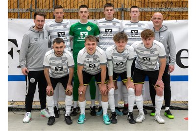In der Zwischenrunde spielten für den VFC Plauen: Trainer Norman Zschach (hinten von links), Max Hertel, Simon Schulze, Lennox Loris Berger, Joe Lino Müller, Mannschaftsleiter Pierre Scholler und Jamy Kroll (vorn von links), Luis Werrmann, Louis-Marizio Schmidt und Luis Schulz.