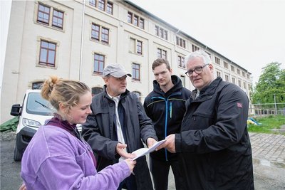 Vor der Hempelschen Fabrik: Studentin Dorothea Pusch im Gespräch mit ihren Professoren Frank Schüler (links) und Christian Knoche (rechts) sowie Kommilitone Victor Baumbach.