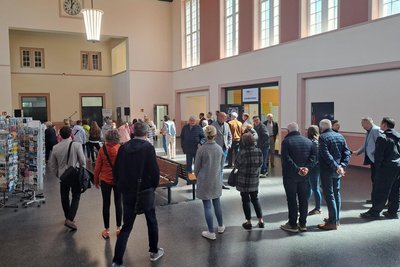 Das Glauchauer Bahnhofsgebäude wurde Ende April nach der Sanierung wieder eingeweiht. Für die Lesung mit Jaroslav Rudis darf es nicht genutzt werden.