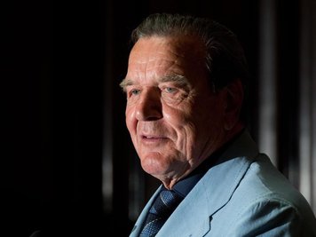  
          Ex-Bundeskanzler Gerhard Schröder (SPD) steht wegen seiner Posten bei russischen Firmen immer wieder in der Kritik.