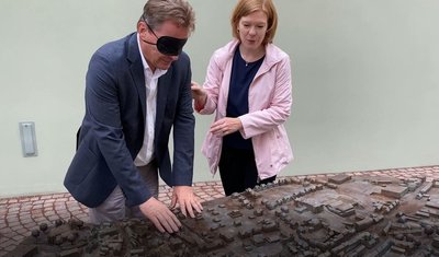 OB Ralf Schreiber hat sich dem Test von "Freie Presse"-Redakteurin Franziska Pester gestellt: Findet er sich auch mit verbundenen Augen in seiner Stadt zurecht?