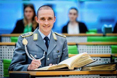 Neue Frisur, weitere Ehrung: Eric Frenzel trug sich jüngst im sächsischen Landtag in Dresden ins Goldene Buch des Sports ein. 